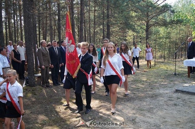 Białobrzeg Bliższy: Uroczyste odsłonięcie odnowionej tablicy epitafijnej [02.09.2015] - zdjęcie #1 - eOstroleka.pl