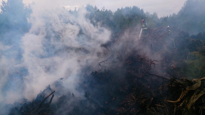 Nowa Wieś: Płonie tartak, na miejscu z ogniem walczy 7 zastępów strażackich [08.09.2015] - zdjęcie #1 - eOstroleka.pl