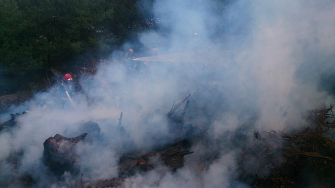 Nowa Wieś: Płonie tartak, na miejscu z ogniem walczy 7 zastępów strażackich [08.09.2015] - zdjęcie #2 - eOstroleka.pl