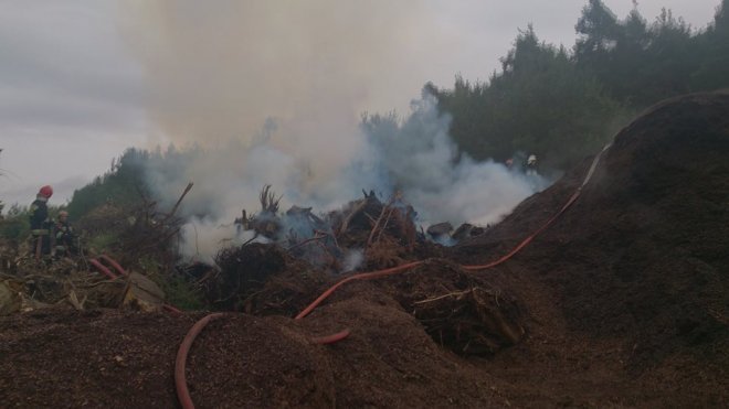 Nowa Wieś: Płonie tartak, na miejscu z ogniem walczy 7 zastępów strażackich [08.09.2015] - zdjęcie #3 - eOstroleka.pl
