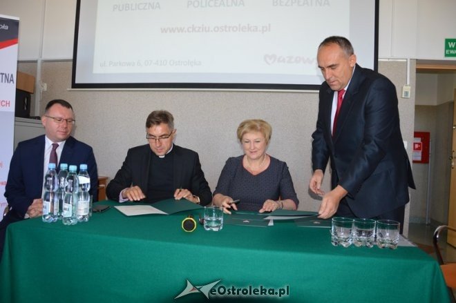 Podpisanie listu intencyjnego UKSW i CKZiU [09.09.2015] - zdjęcie #35 - eOstroleka.pl