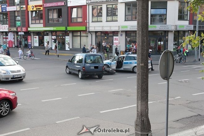 Ostrołęka: Wypadek na skrzyżowaniu Goworowskiej i Kopernika. Ranny motocyklista trafił do szpitala [09.09.2015] - zdjęcie #1 - eOstroleka.pl