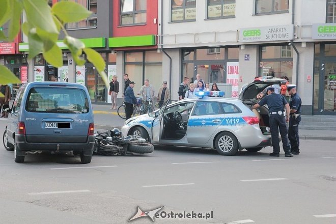 Ostrołęka: Wypadek na skrzyżowaniu Goworowskiej i Kopernika. Ranny motocyklista trafił do szpitala [09.09.2015] - zdjęcie #6 - eOstroleka.pl