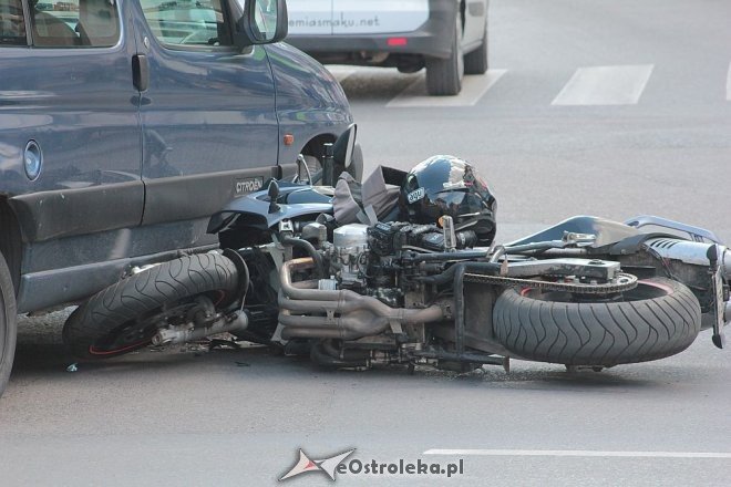 Ostrołęka: Wypadek na skrzyżowaniu Goworowskiej i Kopernika. Ranny motocyklista trafił do szpitala [09.09.2015] - zdjęcie #9 - eOstroleka.pl