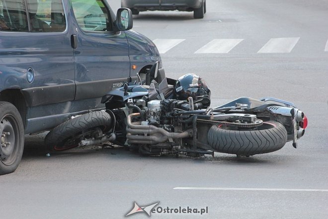 Ostrołęka: Wypadek na skrzyżowaniu Goworowskiej i Kopernika. Ranny motocyklista trafił do szpitala [09.09.2015] - zdjęcie #11 - eOstroleka.pl