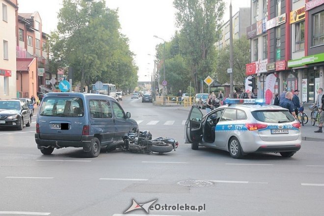 Ostrołęka: Wypadek na skrzyżowaniu Goworowskiej i Kopernika. Ranny motocyklista trafił do szpitala [09.09.2015] - zdjęcie #13 - eOstroleka.pl