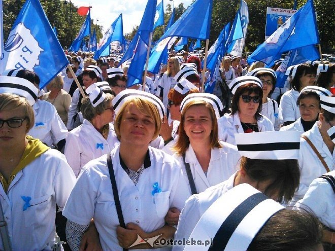 Pielęgniarki z Ostrołęki protestują w Warszawie [10.09.2015] - zdjęcie #6 - eOstroleka.pl