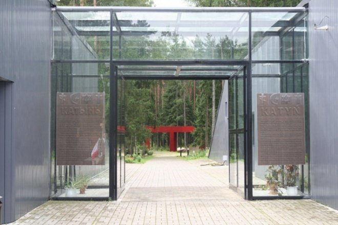 Ostrołęczanie oddali hołd pomordowanym w Katyniu - zdjęcie #46 - eOstroleka.pl