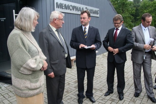 Ostrołęczanie oddali hołd pomordowanym w Katyniu - zdjęcie #45 - eOstroleka.pl