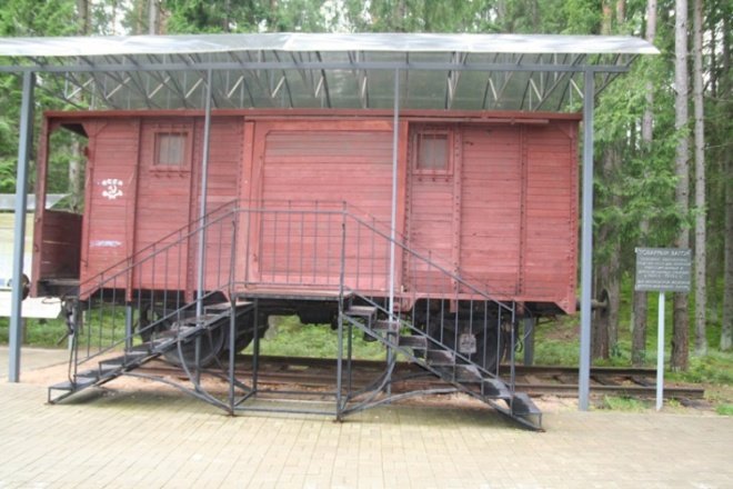 Ostrołęczanie oddali hołd pomordowanym w Katyniu - zdjęcie #43 - eOstroleka.pl