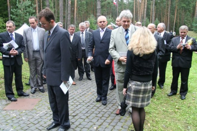 Ostrołęczanie oddali hołd pomordowanym w Katyniu - zdjęcie #8 - eOstroleka.pl