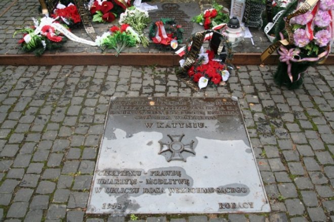 Ostrołęczanie oddali hołd pomordowanym w Katyniu - zdjęcie #39 - eOstroleka.pl