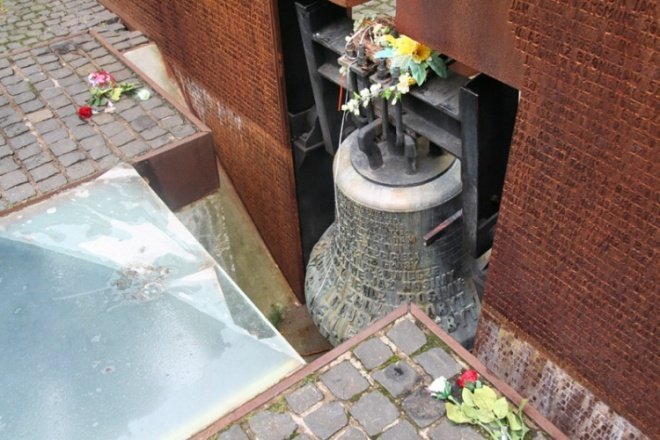 Ostrołęczanie oddali hołd pomordowanym w Katyniu - zdjęcie #37 - eOstroleka.pl