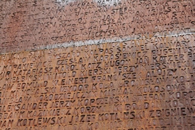 Ostrołęczanie oddali hołd pomordowanym w Katyniu - zdjęcie #36 - eOstroleka.pl