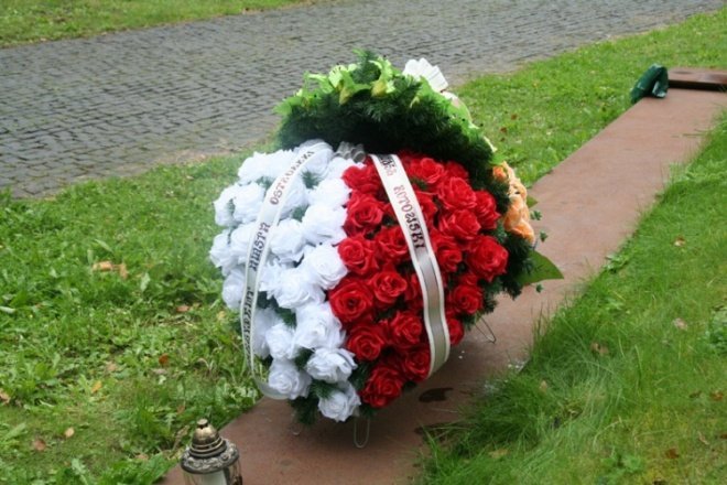 Ostrołęczanie oddali hołd pomordowanym w Katyniu - zdjęcie #35 - eOstroleka.pl