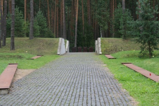 Ostrołęczanie oddali hołd pomordowanym w Katyniu - zdjęcie #34 - eOstroleka.pl