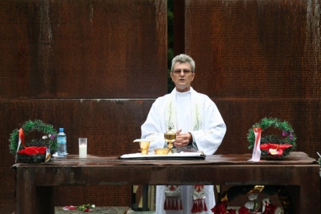 Ostrołęczanie oddali hołd pomordowanym w Katyniu - zdjęcie #33 - eOstroleka.pl