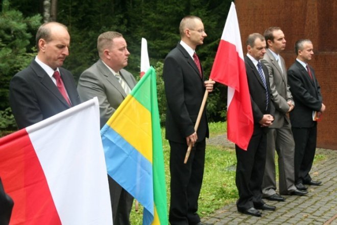 Ostrołęczanie oddali hołd pomordowanym w Katyniu - zdjęcie #32 - eOstroleka.pl