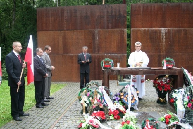 Ostrołęczanie oddali hołd pomordowanym w Katyniu - zdjęcie #18 - eOstroleka.pl