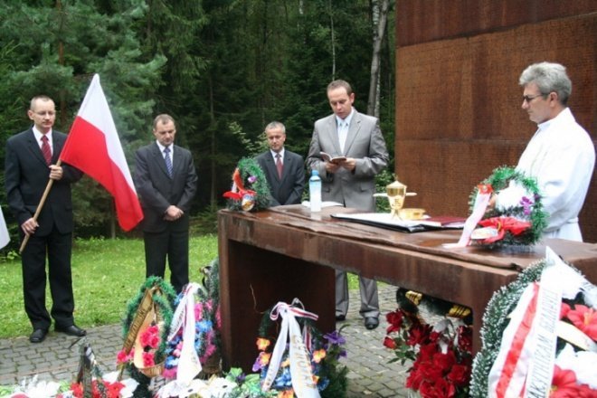 Ostrołęczanie oddali hołd pomordowanym w Katyniu - zdjęcie #30 - eOstroleka.pl