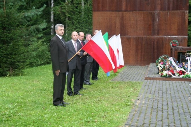Ostrołęczanie oddali hołd pomordowanym w Katyniu - zdjęcie #20 - eOstroleka.pl