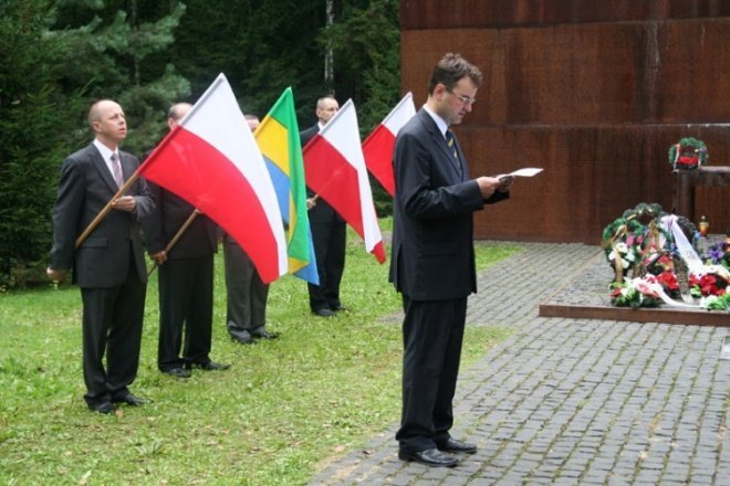 Ostrołęczanie oddali hołd pomordowanym w Katyniu - zdjęcie #27 - eOstroleka.pl