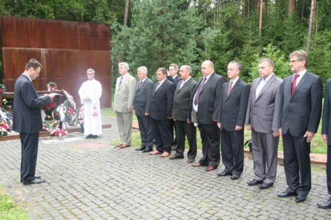 Ostrołęczanie oddali hołd pomordowanym w Katyniu - zdjęcie #26 - eOstroleka.pl