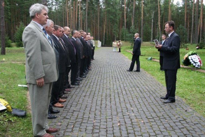 Ostrołęczanie oddali hołd pomordowanym w Katyniu - zdjęcie #25 - eOstroleka.pl