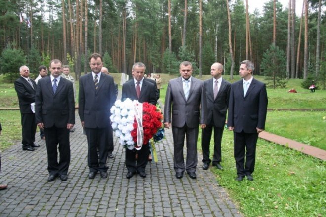 Ostrołęczanie oddali hołd pomordowanym w Katyniu - zdjęcie #25 - eOstroleka.pl