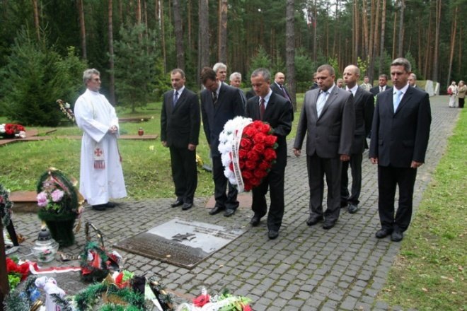 Ostrołęczanie oddali hołd pomordowanym w Katyniu - zdjęcie #26 - eOstroleka.pl