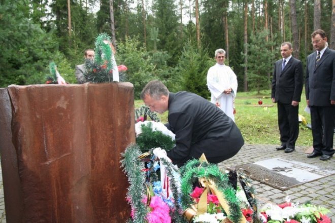 Ostrołęczanie oddali hołd pomordowanym w Katyniu - zdjęcie #27 - eOstroleka.pl