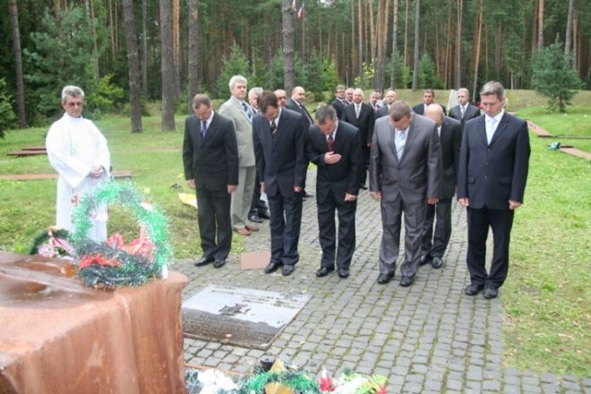 Ostrołęczanie oddali hołd pomordowanym w Katyniu - zdjęcie #21 - eOstroleka.pl