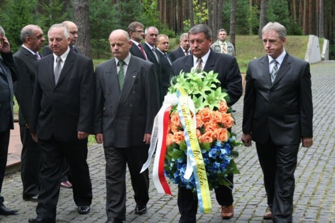 Ostrołęczanie oddali hołd pomordowanym w Katyniu - zdjęcie #20 - eOstroleka.pl