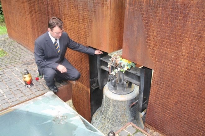 Ostrołęczanie oddali hołd pomordowanym w Katyniu - zdjęcie #18 - eOstroleka.pl