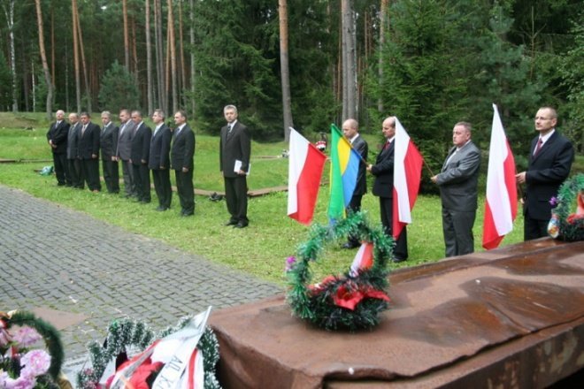 Ostrołęczanie oddali hołd pomordowanym w Katyniu - zdjęcie #32 - eOstroleka.pl