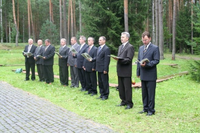 Ostrołęczanie oddali hołd pomordowanym w Katyniu - zdjęcie #16 - eOstroleka.pl