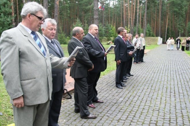 Ostrołęczanie oddali hołd pomordowanym w Katyniu - zdjęcie #15 - eOstroleka.pl