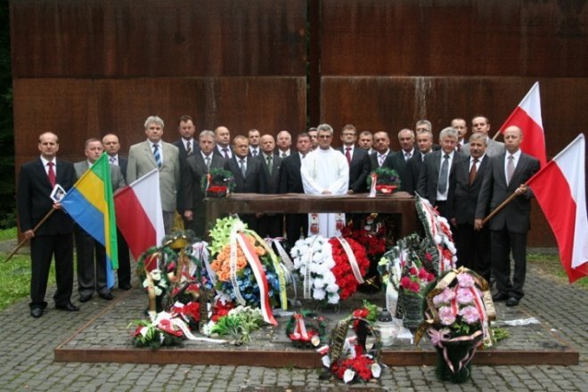 Ostrołęczanie oddali hołd pomordowanym w Katyniu - zdjęcie #14 - eOstroleka.pl