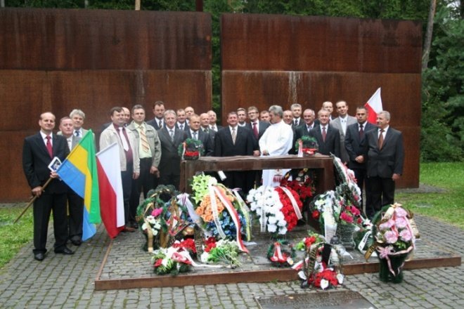 Ostrołęczanie oddali hołd pomordowanym w Katyniu - zdjęcie #36 - eOstroleka.pl