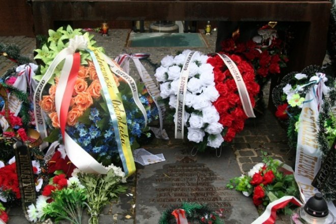 Ostrołęczanie oddali hołd pomordowanym w Katyniu - zdjęcie #12 - eOstroleka.pl