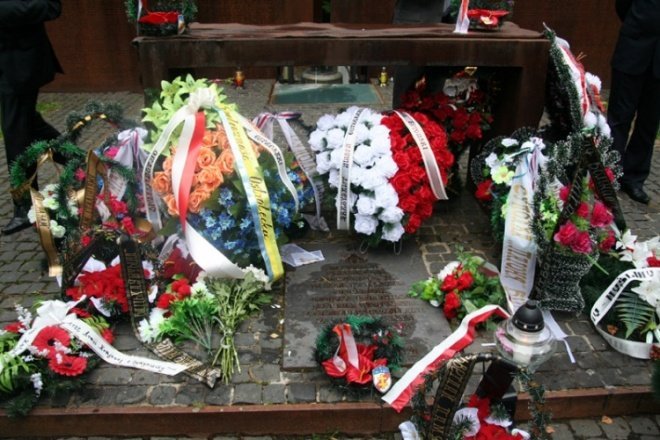 Ostrołęczanie oddali hołd pomordowanym w Katyniu - zdjęcie #11 - eOstroleka.pl