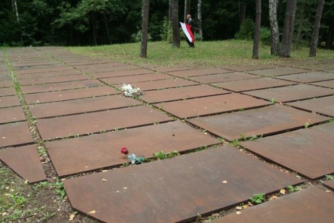 Ostrołęczanie oddali hołd pomordowanym w Katyniu - zdjęcie #39 - eOstroleka.pl