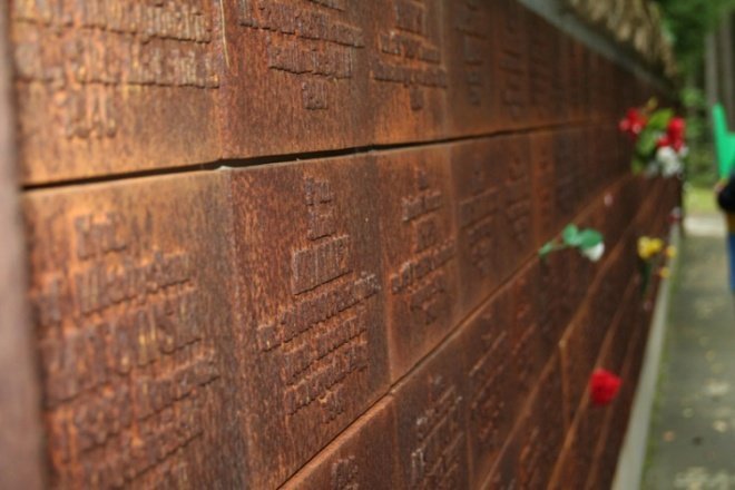 Ostrołęczanie oddali hołd pomordowanym w Katyniu - zdjęcie #6 - eOstroleka.pl