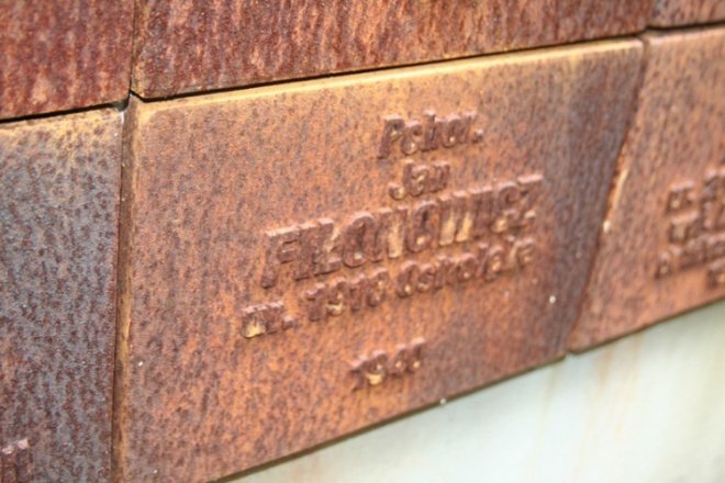 Ostrołęczanie oddali hołd pomordowanym w Katyniu - zdjęcie #5 - eOstroleka.pl