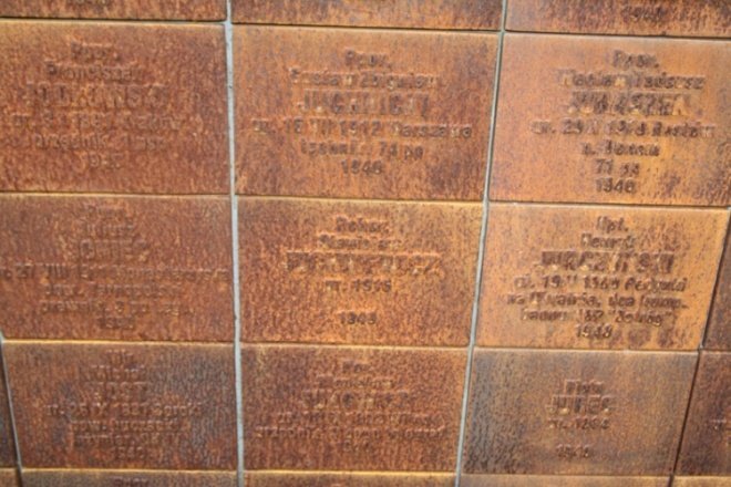 Ostrołęczanie oddali hołd pomordowanym w Katyniu - zdjęcie #4 - eOstroleka.pl