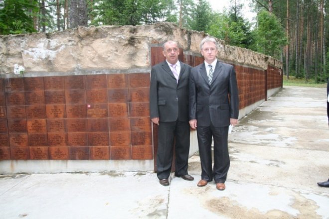 Ostrołęczanie oddali hołd pomordowanym w Katyniu - zdjęcie #3 - eOstroleka.pl