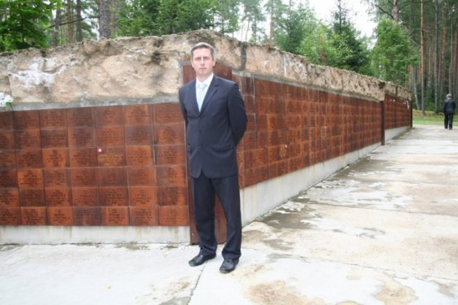 Ostrołęczanie oddali hołd pomordowanym w Katyniu - zdjęcie #1 - eOstroleka.pl