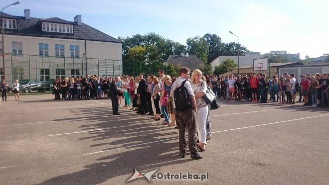 Ostrołęka: Ewakuacja II LO i SP nr 5. Powodem alarm pożarowy [17.09.2015] - zdjęcie #25 - eOstroleka.pl