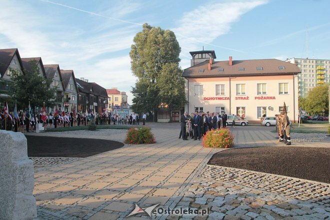 Ostrołęczanie uczcili pamięć ofiar II Wojny Światowej w 76. rocznicę zbrojnej agresji sowietów na Polskę [17.09.2015] - zdjęcie #1 - eOstroleka.pl