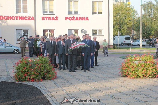 Ostrołęczanie uczcili pamięć ofiar II Wojny Światowej w 76. rocznicę zbrojnej agresji sowietów na Polskę [17.09.2015] - zdjęcie #4 - eOstroleka.pl
